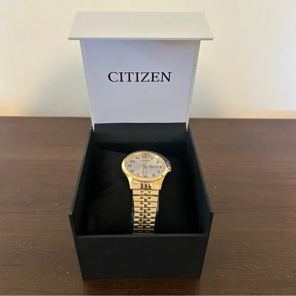NWT Citizen Quartz WR 50 Analog Watch Gold New with Tags Business Casual Office - Picture 3 of 10